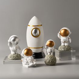 Modern Resin Astronaut Model Home Decoration Cute People Figures Living Room Desk Decorative Childern's Room Birthday Gifts 210318