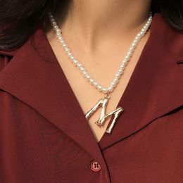 Pingente colares elegante vintage simulado pérola letra m para mulheres sexy clavícula geométrica colar jóias presente yn628