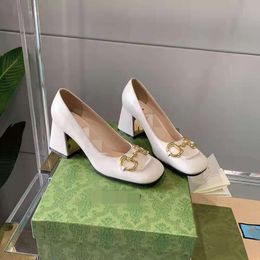 Ciabatte piatte sexy Sandali Lido Pantofole da donna intrecciate Muli quadrati Scarpe da sposa con tacco alto da donna Colore del vestito mjk0001