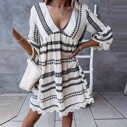 Women Abstract Striped Long Flare Sleeve V Neck Mini Dress Chic Lace Hem Slim Party Club Dresses 210521