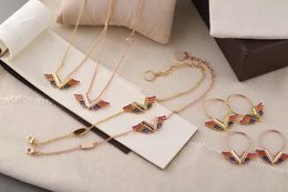 Europe America Jewellery Sets Lady Womens Gold/Rose-color Metal Engraved Letter Rhinestone Essential V California Dreaming Necklace Bracelet Earrings M69580 M69617