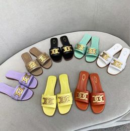 2021 Designer de luxos de alta qualidade Chinelos masculinos femininos Sandálias sapatos deslizantes Moda de verão largos chinelos planos 34-41