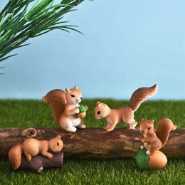 4pcs/Set Lovely Squirrel Family Model Cartoon Animal Figurine Dollhouse Cake Home Decor Miniature Fairy Garden Decoration Y0910