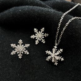Unique Design of Turnable Snowflake Necklace Women's Sweater Chain 2021 New Fashion Autumn and Winter Micro-inlaid Zircon Clavicle Chain