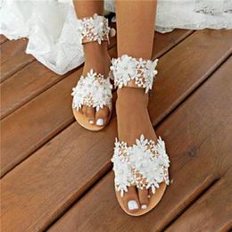 Sandalen 2021 Zomer Vrouwen Witte Vlakke Luxe Parels Bruids Bruiloft  Schoenen Kant Bloemen Ankelliem Strand Romeinse slippers