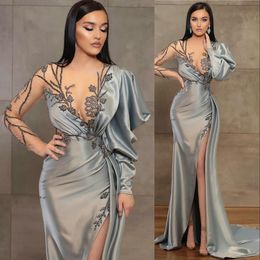 2023 Abendkleider tragen Silber Meerjungfrau mit langen Ärmeln Illusion Kristall Perlen High Side Split bodenlangen Partykleid Ballkleider Open Back Robes De