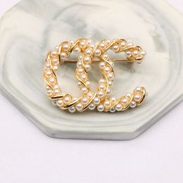 Simple Small Sweet Wind Classic C Designers Pearl Brooch Women Rhinestone Letters Brooches Suit Pin Fashion Jewellery Clothing Decoration High Quality Accessories