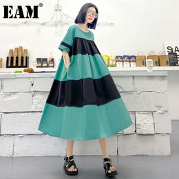 [EAM] Women Big Size Blue Contrast Color Striped Pockets Dress Round Neck Half Sleeve Loose Fit Fashion Summer 1DD7493 21512