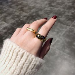 -Minimalistische Paris-Nischen-flache flache gekrümmte Oberfläche vielseitiger glatter Ring Titanstahl plattiert 18 Karat Gold Damen Stil 9mMA