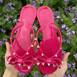 9Colors Fashion New Woman Sandals Flip Flops Verão Cool Beach Rebites Big Bow Flat Sandal Marca Geléia Sapatos Meninas Tamanho 36-41