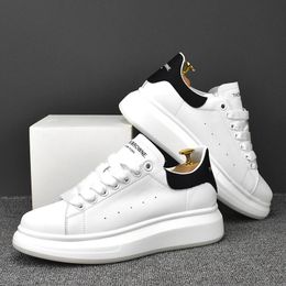 Scarpe da uomo Sneakers 2022 New Summer White Fashion Board White Mocassini da uomo Zapatillas Hombre Chaussure Homme