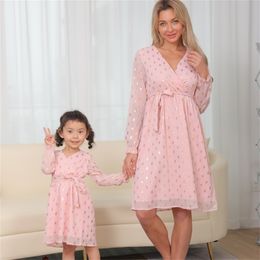 Spring Family Macthing Outfits Sequin Mother Daughter Dresses Mommy and Me Clothes Long Sleeve V-neck Mom Baby Women Girls Dress 210724