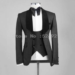 2022 cinza escuro jaqueta calça preta Homens Ternos Blazers Groomsmen Dark Cinza Noivo TuxeDos xale Veludo Lapela Mens Homem de casamento 3 Peças (jaqueta + calça + colete + gravata) C833