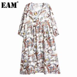 [EAM] Women White Floral Print Big Size Dress V-Neck Three Quarter Sleeve Loose Fit Fashion Spring Summer 1DD7243 210512