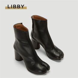 Брендовый дизайн Tabi Boots Split Toe Коренастый высокий каблук Женские сапоги Кожа Zapatos Mujer Модная осенняя женская обувь Botas Mujer 211012