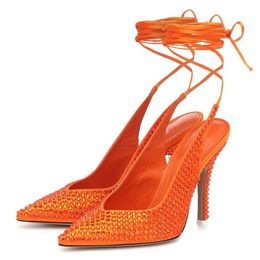 2021 Lady Style estilo genuíno de couro real de 10 cm de altura sandálias pontiagudas de cetim de cetim de cetim Party Festa de pilhagem cruzada tamanho de diamante 34-46 laranja