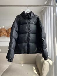 The letter down jacket with classic profile is light, comfortable and soft