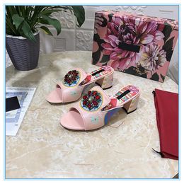 -831L 2021s Mulheres Chinelos 2 Cores Bela Flor Broca De Decoração Caixa De Pot Sacos Sapatos De Impressão De Melhor Qualidade De Verão Areia larga