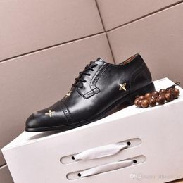 2022 Yüksek Kalite erkek Elbise Ayakkabı Casual Flats Alt Loafer'lar Moda Lüks Metal Düğme Bezelye Ayakkabı Erkekler için Klasik Sürüş Ayakkabı