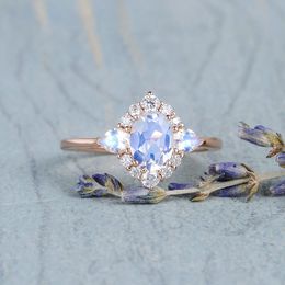 Fashion Moonstone Gemstone Ring for Women Girls Opal Finger Band Rings Wedding Party Birthday Gift Elegant Vintage Jewelry Design