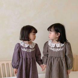 Spring Autumn Children Girls Casual Dress Kids Retro Flower Grid Cotton Dress Infant Girls Long Sleeve Embroidery Princess Dress Q0716