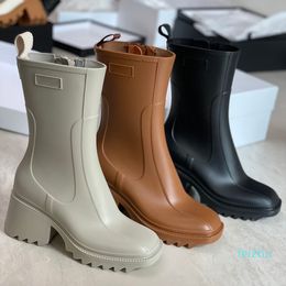 Tasarımcı Kadınlar Yağmur Boot Betty Beeled Zip Orta Buzağı Motosiklet Çizmeler PVC Kauçuk Kare Ayak Kalın Topuk Platformu Ayakkabı Su Geçirmez Welly