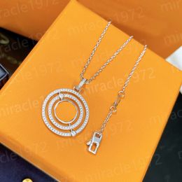 Fashion Womens Necklace Designers Necklaces Autumn Winter Sweater Chain 4/ Four-leaf Clover Long Necklace Classic Letters Pendant Necklaces