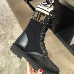 2022 черные плоские ботинки на шнуровке
 Black Motorcycle Boots Вязание F Печать Логотип Ткань Кожаный Мартин Сапоги Упругая ткань Рукав Женщин Обувь