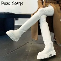 Stivali da combattimento robusti in pelle Piattaforma Perni Stivali al ginocchio bianchi Nero Casual Slip On Street Runway Botas Mujer Scarpe firmate femminili 210911