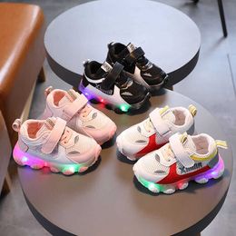 Crianças Light-Up Sneakers 2021 Primavera e Outono Malha Respirável LED Meninas Running Tênis Meninos Calçados Casuais Sapatilhas Hot G1025