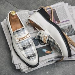 Scarpe italiane di lusso in pelle da uomo Mocassini Scarpe casual da uomo Slip-on Scarpe morbide a righe stile britannico Mocassini Nuovo prodotto