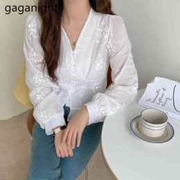 Gaganight Stickerei Spitze Blusen Frauen Französisch Aushöhlen Weißes Hemd Sommer V-ausschnitt Weibliche Top Lange Sleece Elegante Blusas 210519