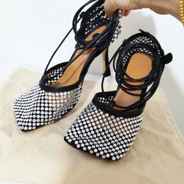Kristal elmas kare ayak parmağı kadın sandaletler net tasarım çapraz bağlı parti pist ayakkabıları gerçek deri hava örgü yüksek topuklu ayakkabılar kadın