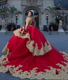 Gold Applique Red Vestidos de 15 Anos Quinceanera Vestidos 2021 Camadas de renda com miçangas de cristal de ombro frio