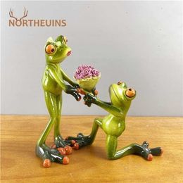 NORTHEUINS 15cm Resin Proposal Send Flowers Leggy Couple Frog Figurines Creative Animal Valentine's Day Present Home Desk Decor 211108