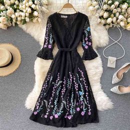 Autumn Winter Retro Heavy Industry Embroidery Flowers Temperament V-neck Flared Sleeves Waist Thin Lace Dress Women UK573 210507