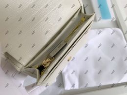 Luxurys Designers Bags 621 Wallets 887 The exterior is a classic look with white and brown colors to choose from 289q
