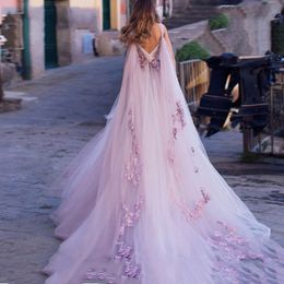 Abito da sposa Boho 2021 Fiori 3D Abiti da sposa da spiaggia viola chiaro Abiti da sposa in tulle con sbuffo senza schienale Lunghezza del pavimento del treno lungo