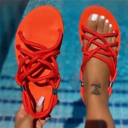 2021 Women Designer Flat Sandal Fashion Open Toe Sandal Yellow Red Cross straps Summer Beach flip flops 5 Colours Larger Size 35-43
