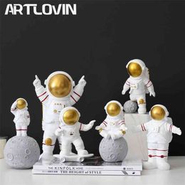 Astronaut Figurines Modern Home Decor Spaceman Moon Figures Decorative Desktop Ornaments Resin Silver Cosmonaut Statues Man Gift 210811