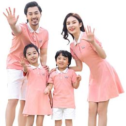Familj matchande outfits mamma pappa och jag kläder mor dotter sommar klänning t-shirt 210521