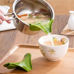 Silicone Liquid Funnel Anti-spill Drain Slip Tools On Pour Soup Spout Pots Pans Bowls Jars Funnels Kitchen Gadget HY0247