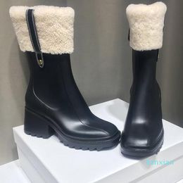 Hochwertige Luxus-Designer-Damen-Halbstiefel, gemischte Farben, Wolle, quadratische Zehen, Regenstiefel, klobige Absätze, Plateauschuhe, Kampf-Stiefeletten