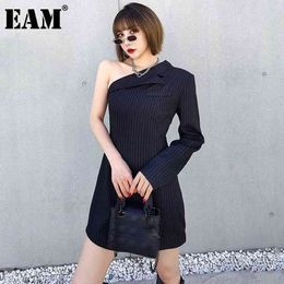 [EAM] Women Black Temperament Slim Striped Blazer Dress Lapel Single Oblique Shoulder Fit Fashion Summer 1DD6709 210512