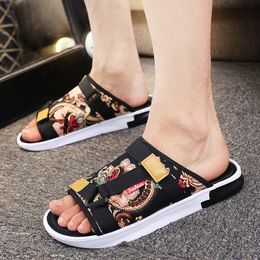 Men's Slippers Summer Internet Celebrity Non-Slip Soft Soles Wear Slippers Flip-Flops Beach Shoes Fashion Personality Sandals