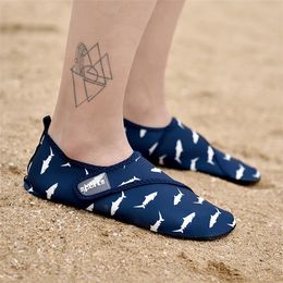 Summer men's shoes barefoot water beach ocean sports men and women swimming pool comfortable Y0714