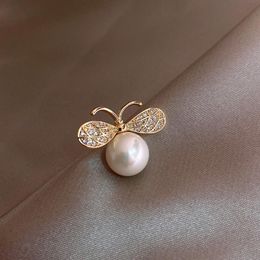 Pins, Brooches Spark Rhinestone Bee Sweater For Women Mujer Gold Color Alloy Big Round Imitation Pearl Animal Coat Brooch Accessories