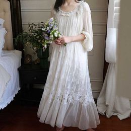 Hanxiuju Vintage Embroidery White Lace Women's Long Nightgowns Retro Princess Sleeve Sleepwear Autumn Spring Holiday Dress 210924