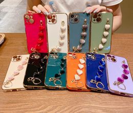 Coreano bonito luxo chapeamento Mobile Phone Cases flanela amor coração corrente pulseira de pulso caso macio para iphone13 12 mini 11 pro max x xs xr 7 8