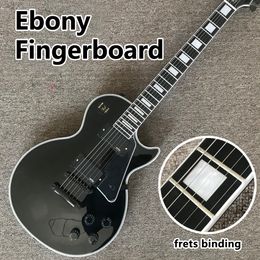 Guitarra elétrica preta, fingerboard de ébano, hardware preto, ligao de trastes, guitarra elétrica do corpo de mogno maciço